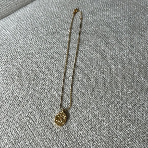 Gold Round Pendant Necklace - Picture 2 of 5